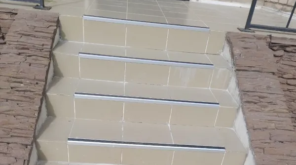 Порог угловой ПУ 07-1.2700.001ч Алюминий