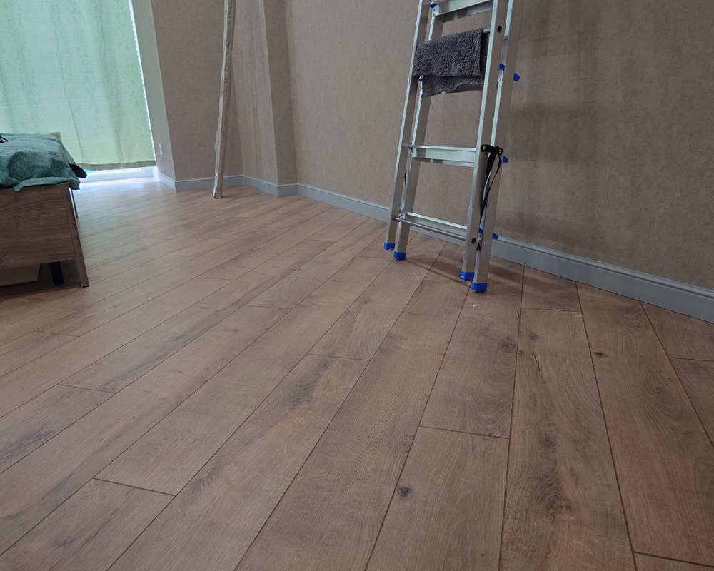 Плинтус ПОЛИСТИРОЛ HI WOOD B136 136мм х 18мм х 2,0м. Окраска включена в стоимость