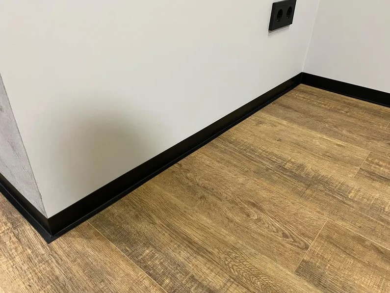 Плинтус эластичный на клеевой основе ПВХ Dollken WLK20 20мм х 15мм. 0110 Черный