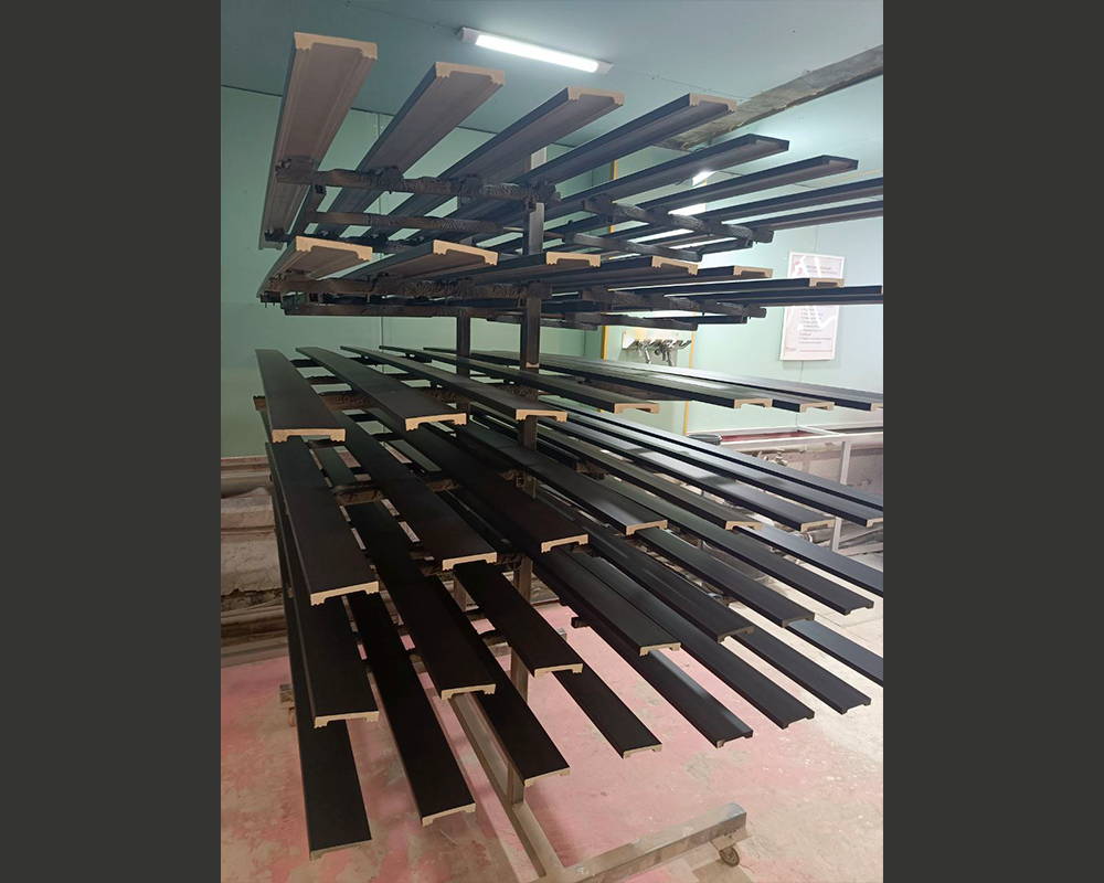 Плинтус ПОЛИСТИРОЛ HI WOOD W40V1 40мм х 10мм х 2,0м. Окраска включена в стоимость