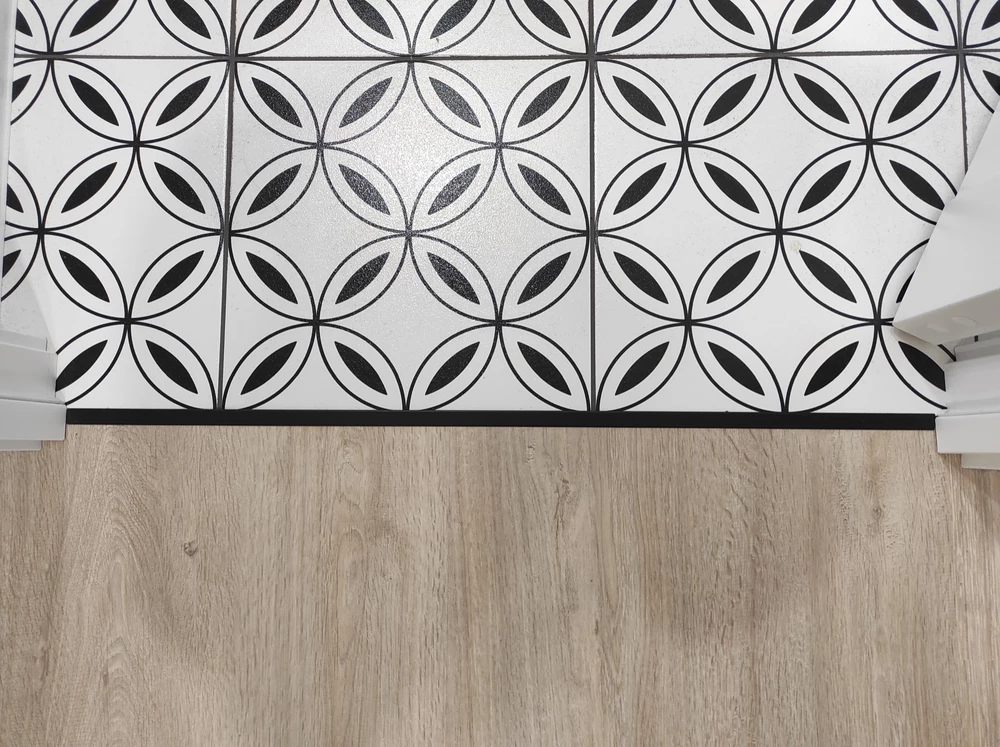 Профиль стыкоперекрывающий ПС 11НСВ(304).2700.015 2,7 м Черный