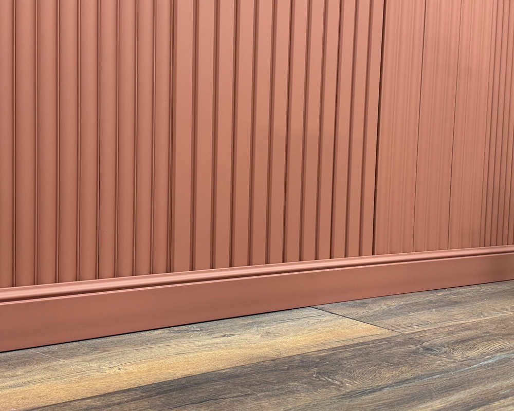 Плинтус ПОЛИСТИРОЛ HI WOOD B136 136мм х 18мм х 2,0м. Окраска включена в стоимость