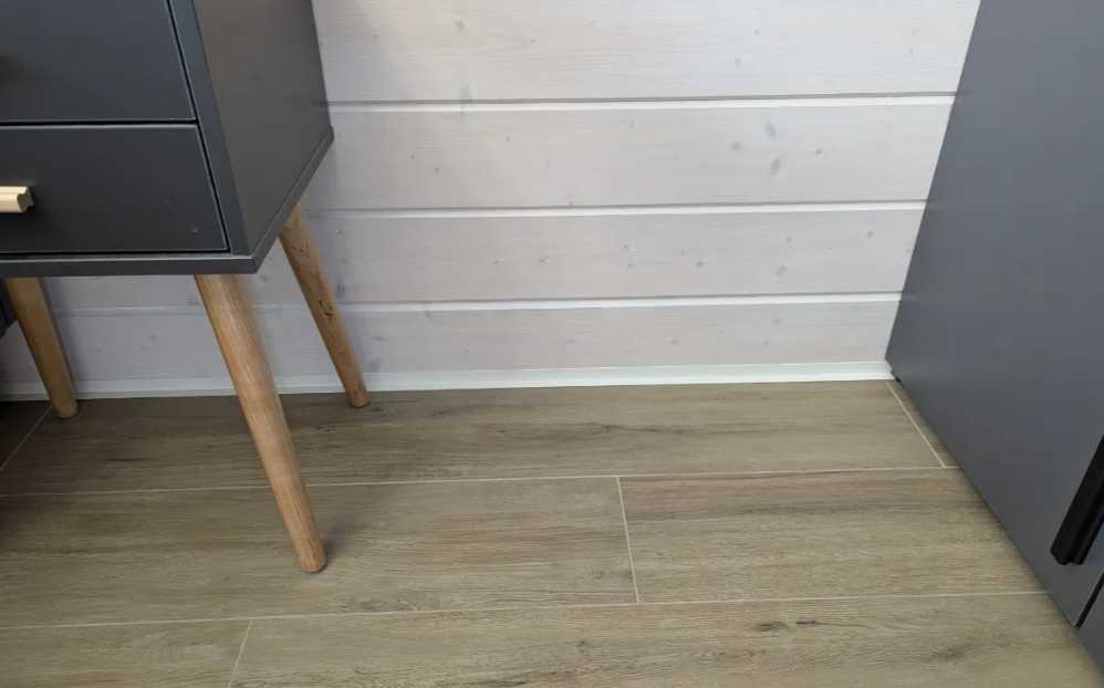 Микроплинтус SL16X25-04 16х25х2000мм Белый