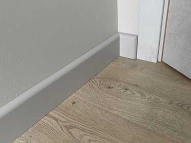 Плинтус МДФ Волшебная палочка 81402 81мм 2,4м.  Окрашенная. NCS 2502Y