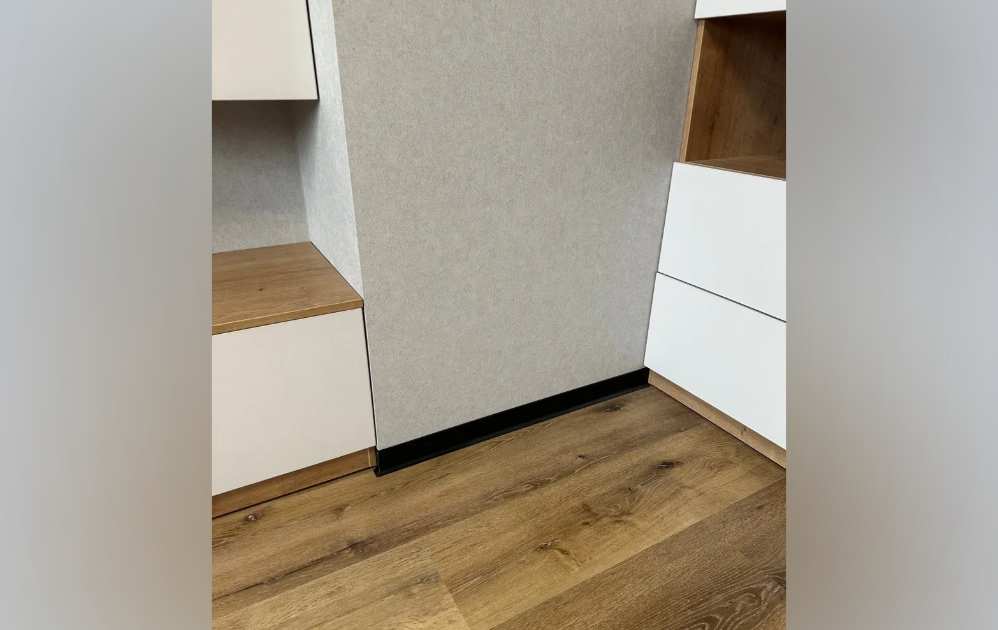 Плинтус алюминиевый Пл 80.2500.15к Черный