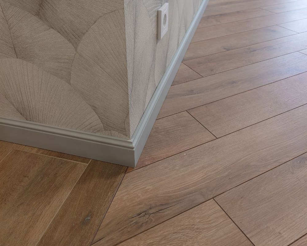 Плинтус ПОЛИСТИРОЛ HI WOOD B136 136мм х 18мм х 2,0м. Окраска включена в стоимость