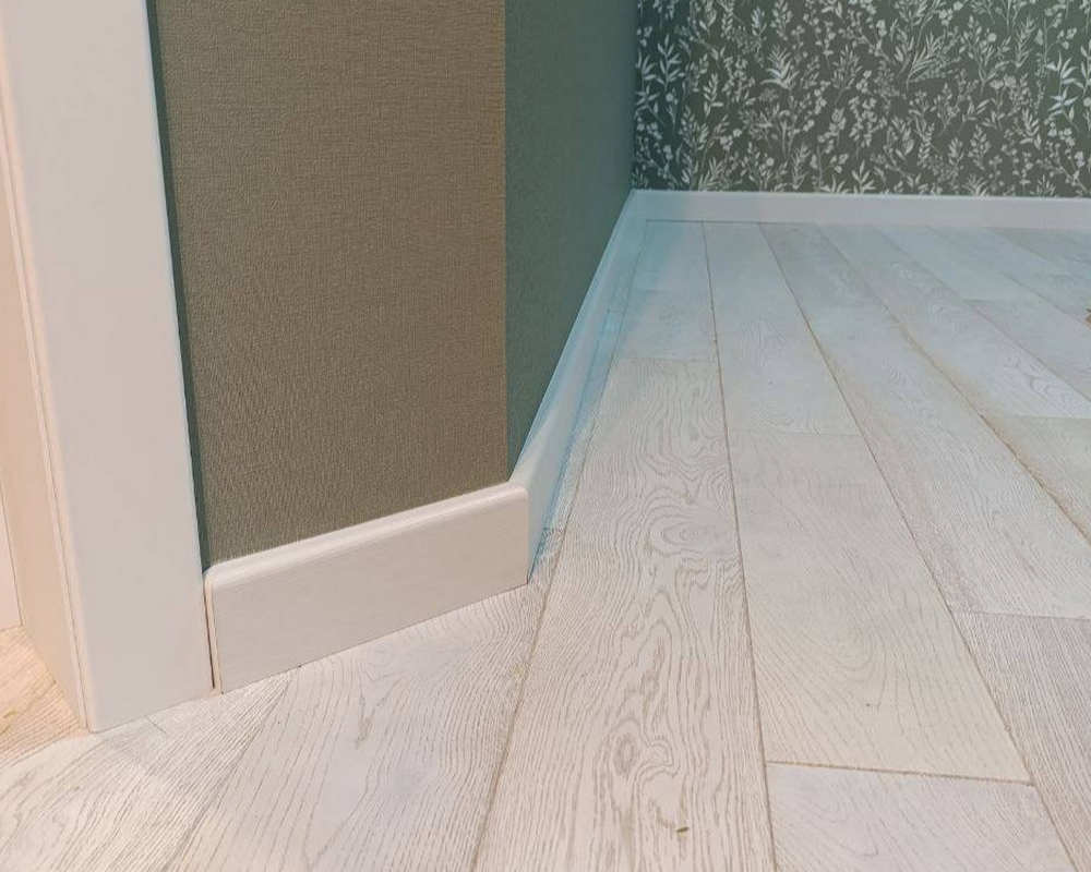 Плинтус кедр Стоунвуд. 80B 80мм 2,35м Белый