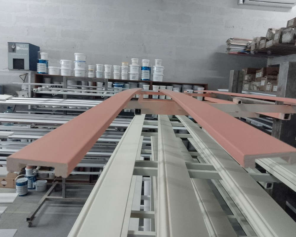 Плинтус ПОЛИСТИРОЛ HI WOOD B70V1 70мм х 12мм х 2,0м. Окраска включена в стоимость