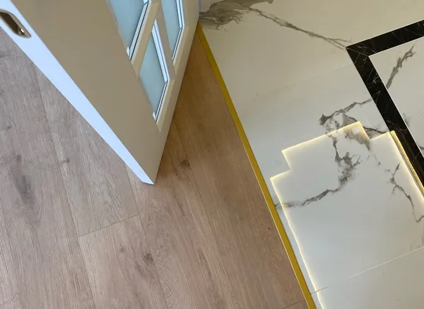 Профиль стыкоперекрывающий ПС 11НСБ(304).2700.002 2,7 м Золото