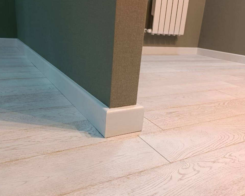 Плинтус кедр Стоунвуд. 80A 80мм 2,35м Белый