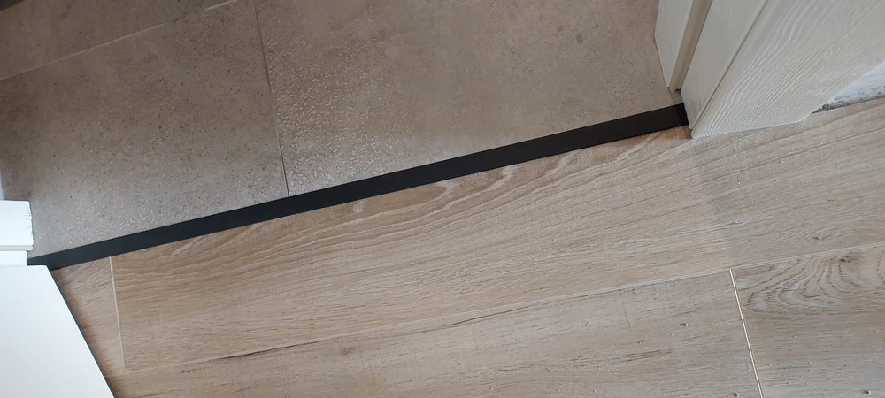 Профиль стыкоперекрывающий ПС 11НСВ(304).2700.015 2,7 м Черный