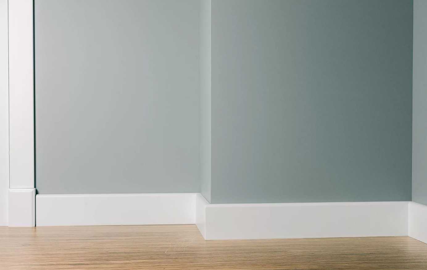 Плинтус МДФ Волшебная палочка 81402 81мм 2,4м.  Окрашенная. RAL 9003