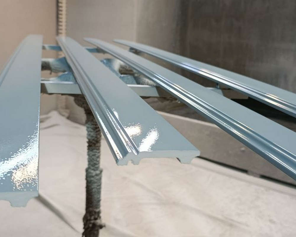 Плинтус ПОЛИСТИРОЛ HI WOOD B136 136мм х 18мм х 2,0м. Окраска включена в стоимость