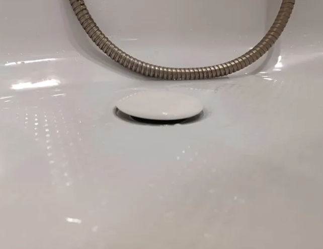 Пробка для ванны акриловая с уплотнителем Белая