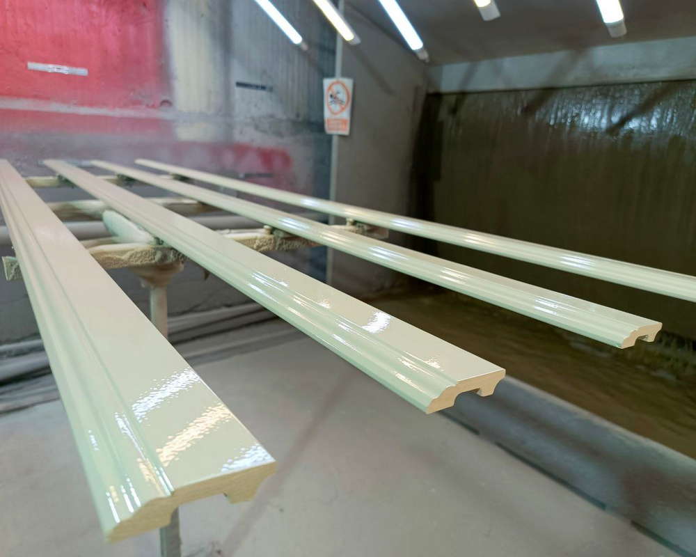 Плинтус ПОЛИСТИРОЛ HI WOOD B136 136мм х 18мм х 2,0м. Окраска включена в стоимость