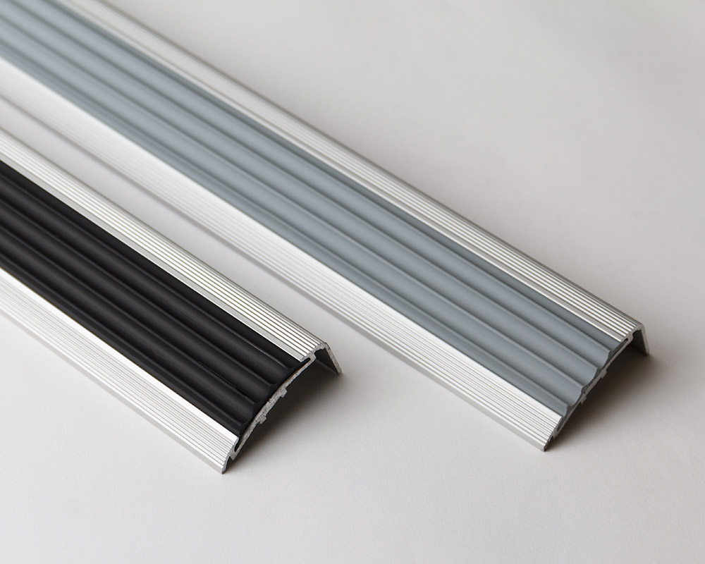 Порог угловой ПУ 71.1800.01л Серебро